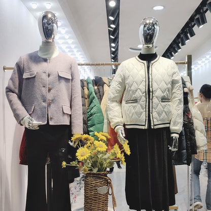 Torso de maniquí femenino de tamaño adulto de color beige de Jelimate con o sin cabeza, maniquí de vestir para mujer para exhibición en escaparates, modelo de hombros con manos plateadas y doradas